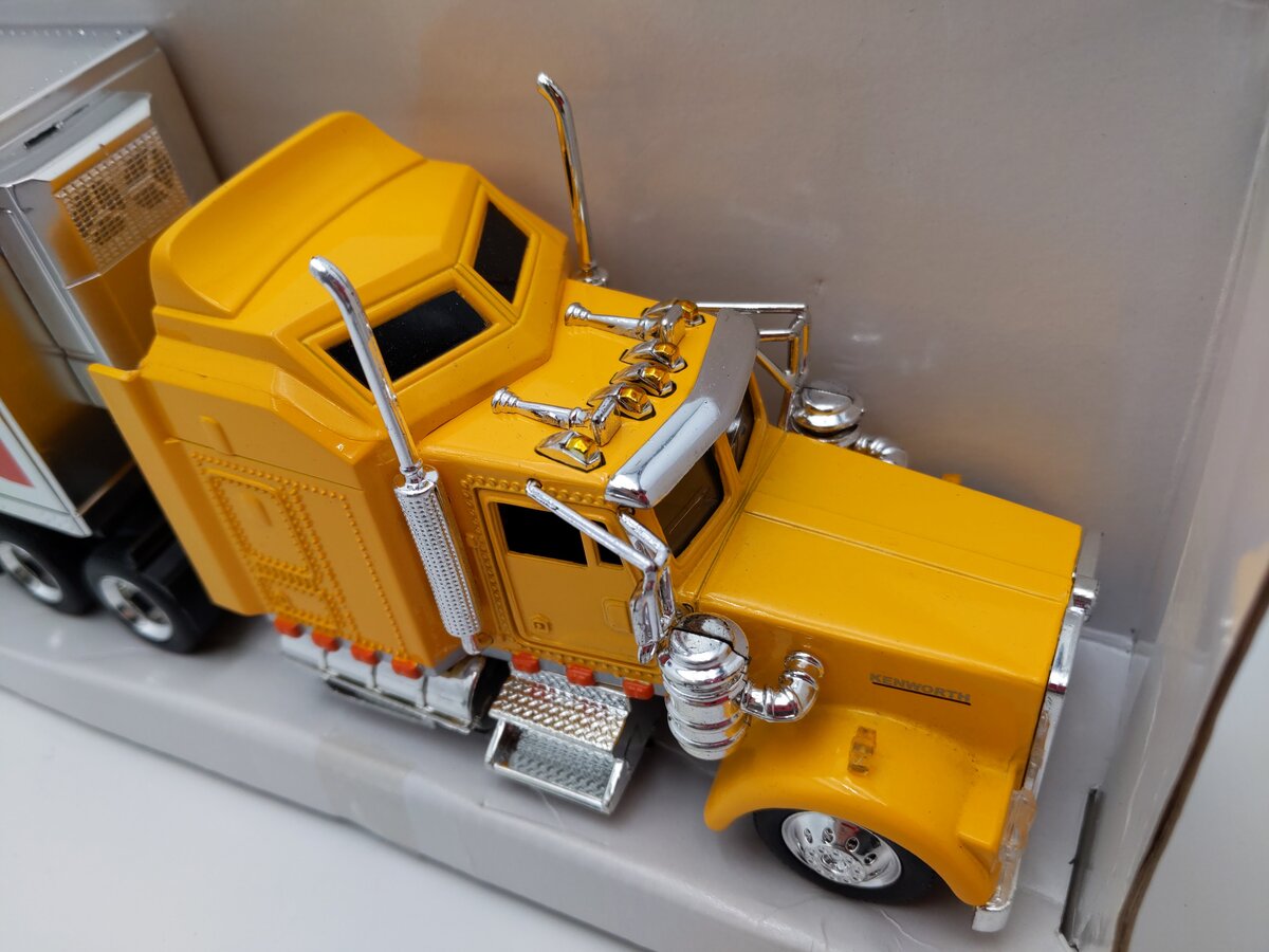 New-Ray 15333 1:43 Yellow & Silver Kenworth W900 Semi Truck and Trailer EX/Box