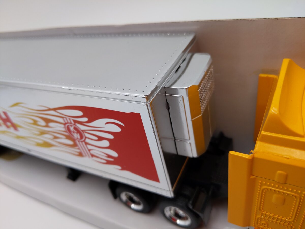 New-Ray 15333 1:43 Yellow & Silver Kenworth W900 Semi Truck and Trailer EX/Box