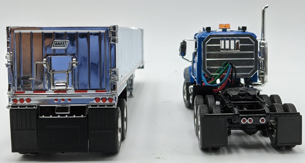First Gear 50-3457 1:50 Mack Granite MP & East Genesis End Dump Trailer VG/Box