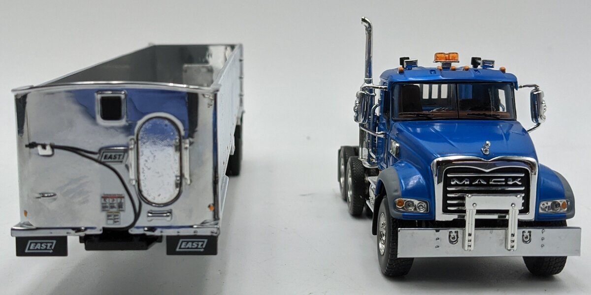 First Gear 50-3457 1:50 Mack Granite MP & East Genesis End Dump Trailer VG/Box