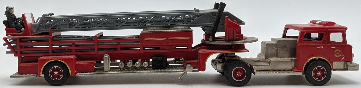 Corgi 52101 1:50 Diecast Mack CF Aerial Ladder Long Beach EX/Box