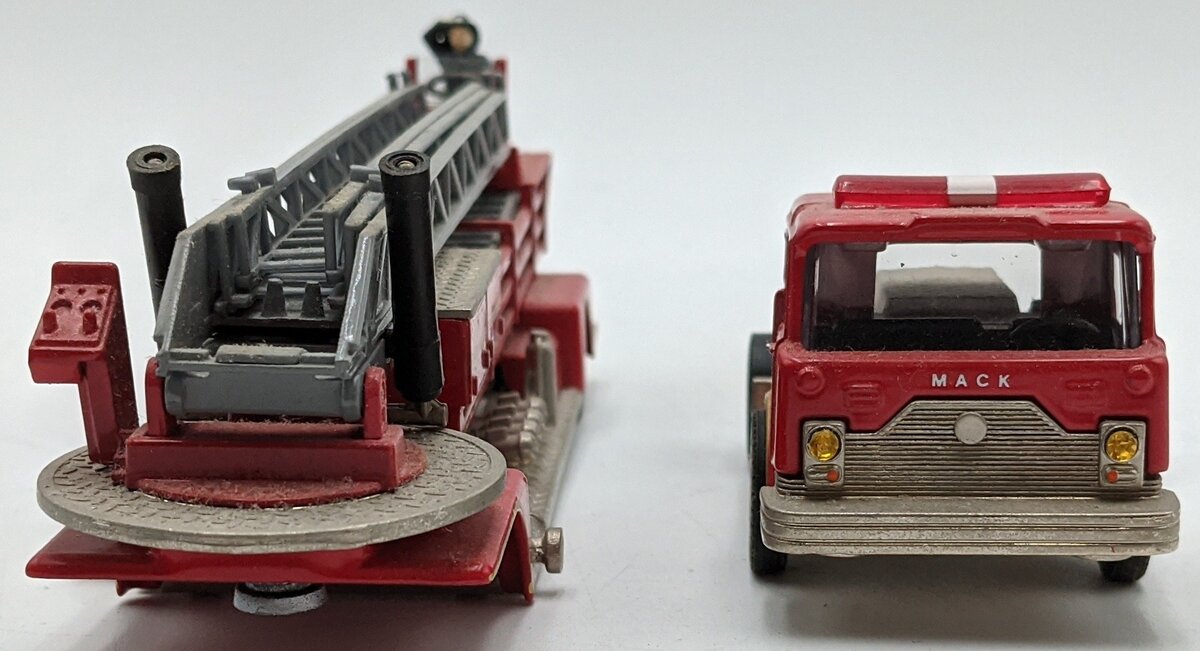 Corgi 52101 1:50 Diecast Mack CF Aerial Ladder Long Beach EX/Box