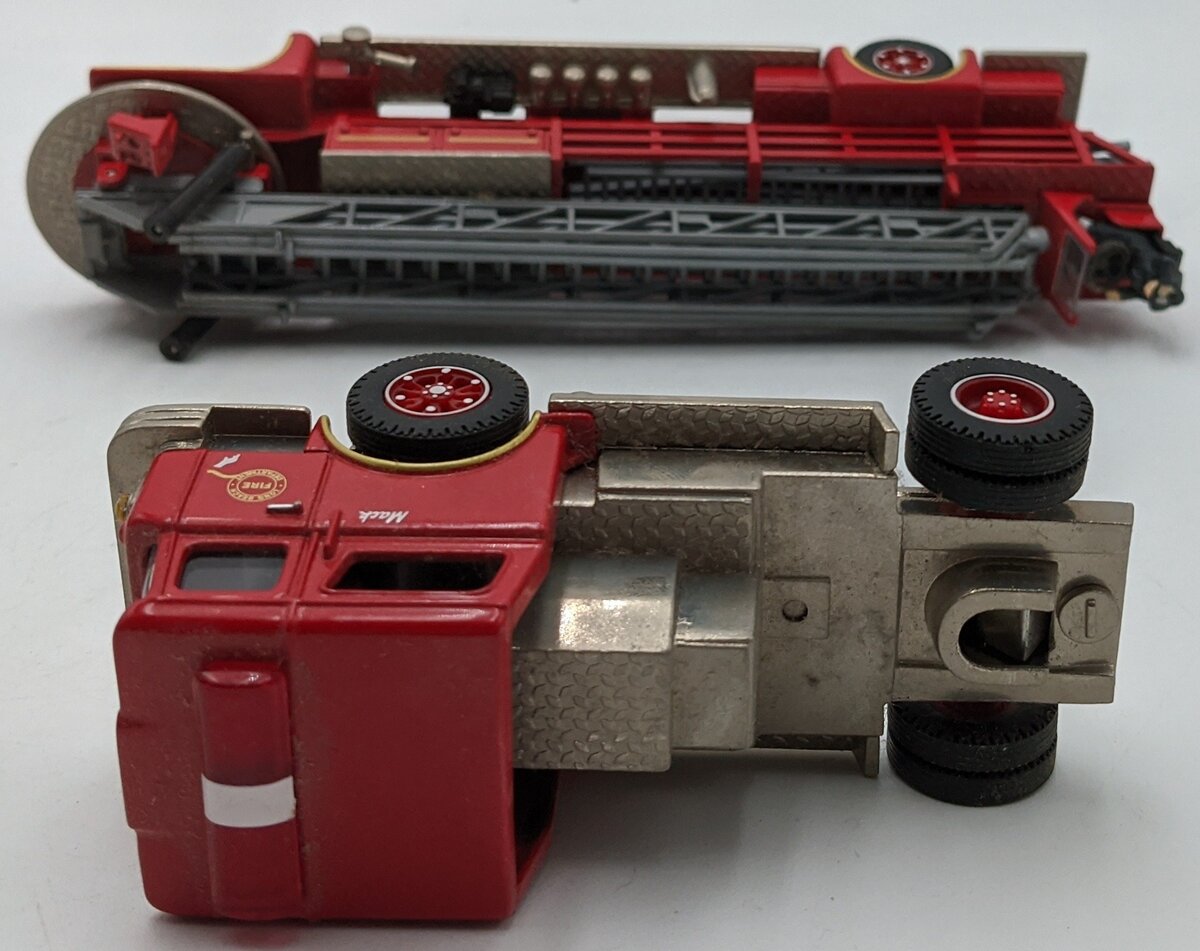 Corgi 52101 1:50 Diecast Mack CF Aerial Ladder Long Beach EX/Box