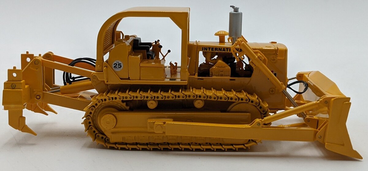 First Gear 50-3111 1:50 Diecast International Harvester TD-25 Crawler Dozer NIB
