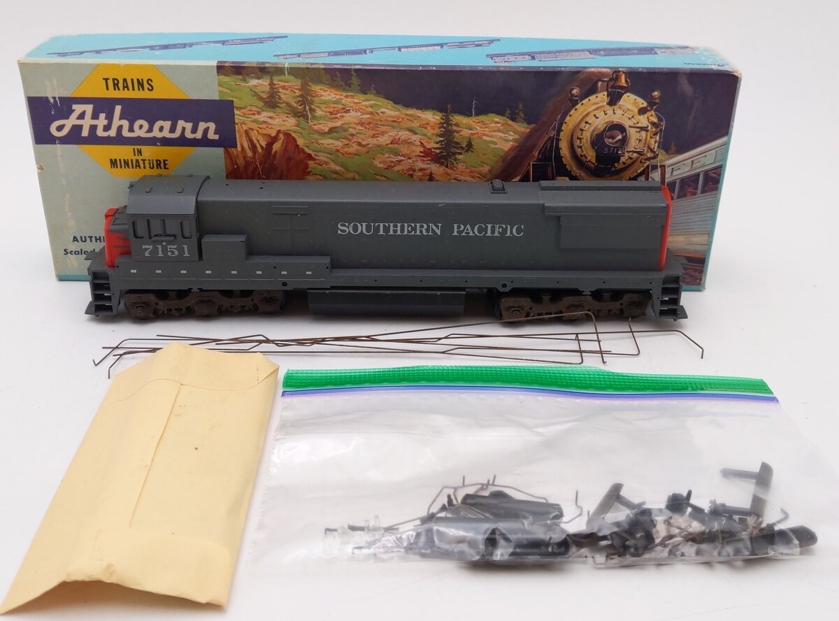 Athearn 3421 HO Southern Pacific U28C Powered Diesel Locomotive #7151/Box