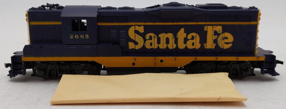 Athearn 3156 HO Scale Santa Fe GP-9 Powered Diesel Locomotive #2685 EX/Box