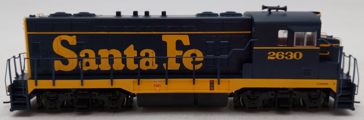 Athearn 91532 HO Santa Fe Pinstripe CF-7 Round Cab Diesel Locomotive #2630 EX/Box
