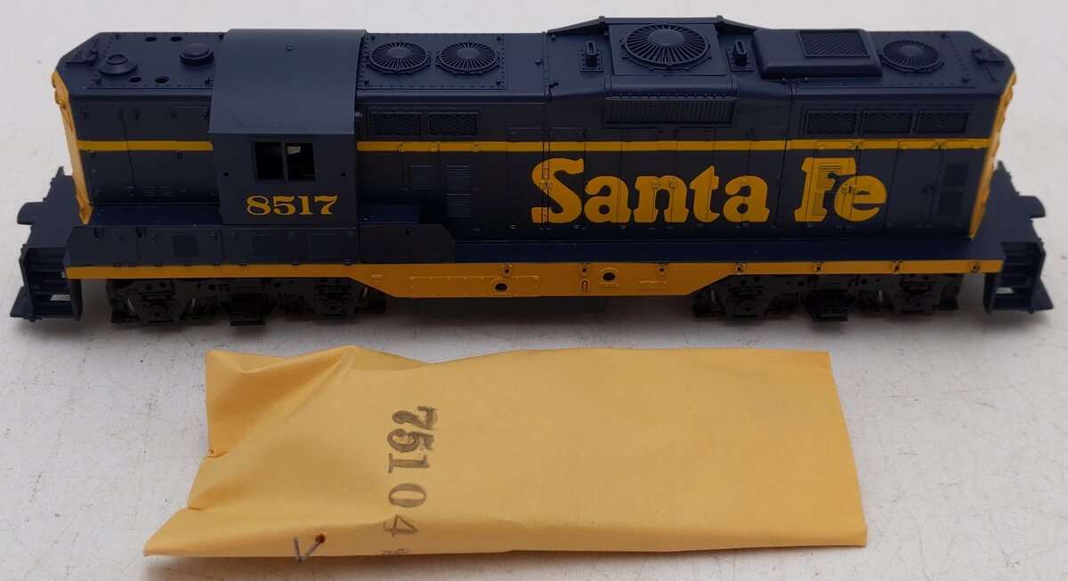Athearn 3156 HO Scale Santa Fe GP-9 Powered Diesel Locomotive #8517 EX/Box