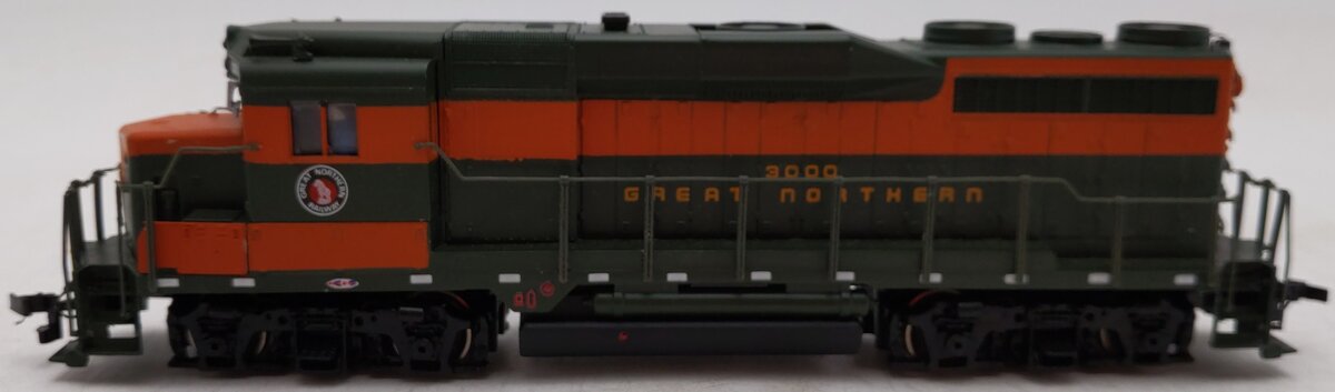 Bachmann 41-0824-11 HO Great Northern GP-30 Diesel Locomotive #3000 EX/Box