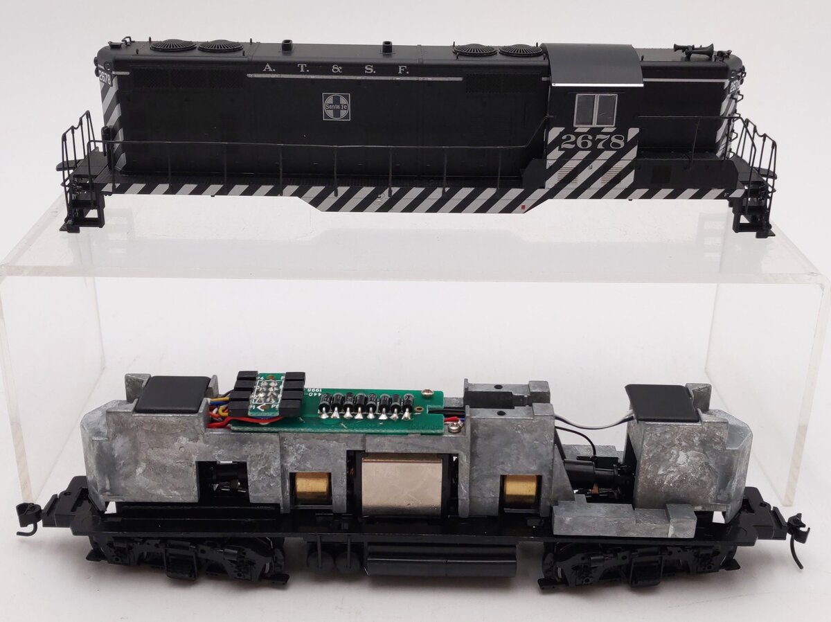 Proto 2000 23551 HO Scale Atchison, Topeka & Santa Fe EMD GP-7 Diesel #2678 LN/Box