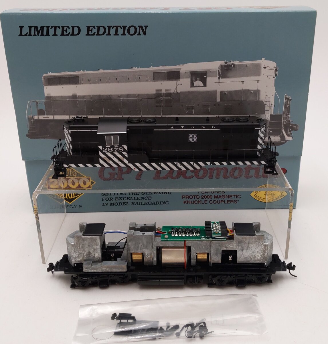 Proto 2000 23551 HO Scale Atchison, Topeka & Santa Fe EMD GP-7 Diesel #2678 LN/Box