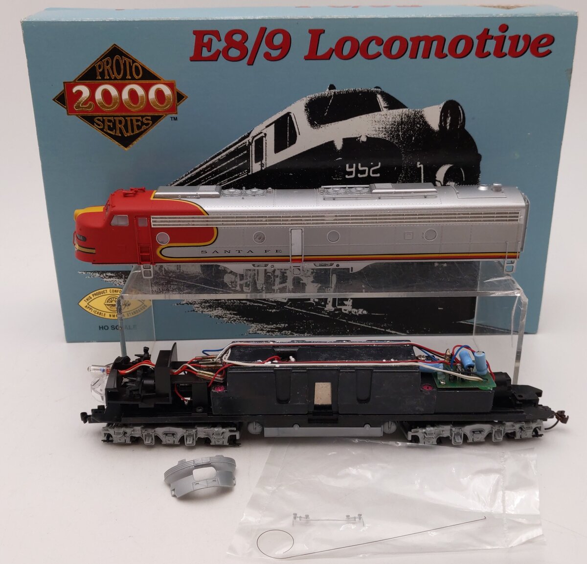 Proto 2000 8121 HO AT&SF E8/9 Diesel Locomotive #84 VG/Box