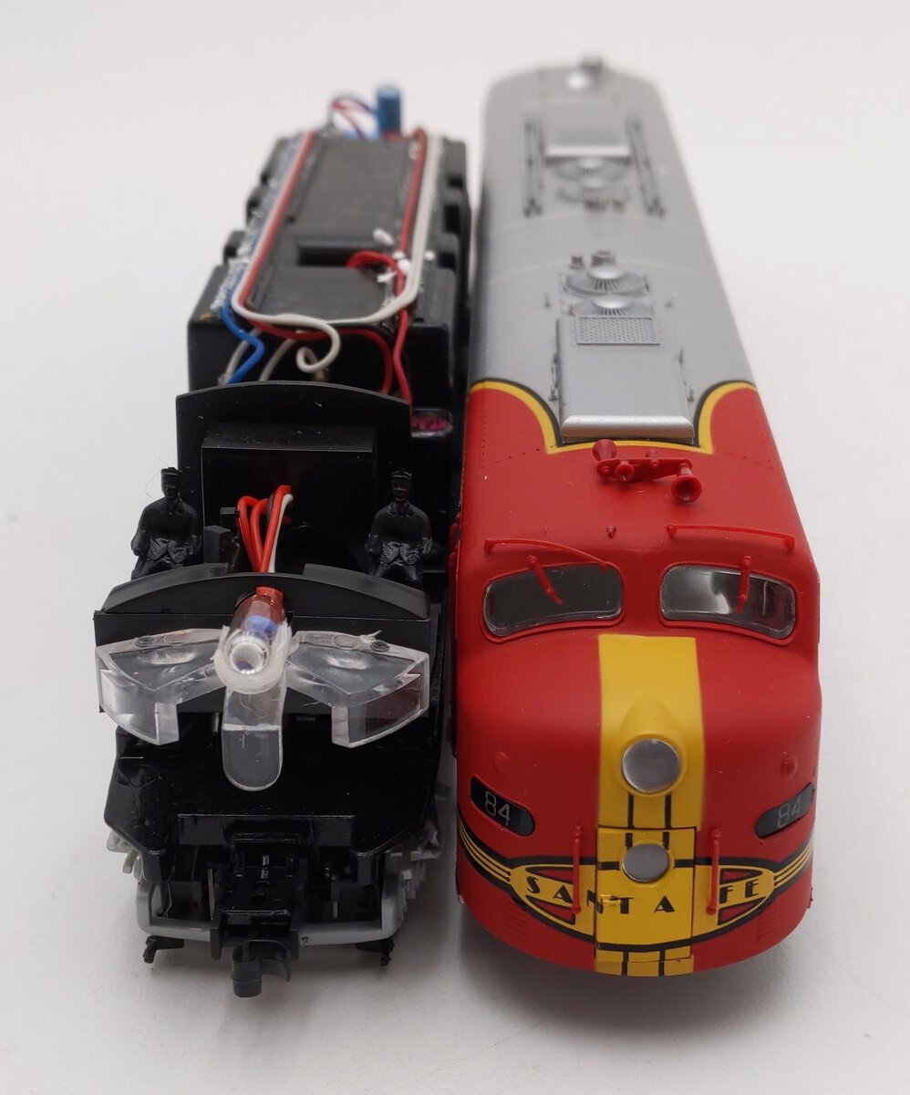 Proto 2000 8121 HO AT&SF E8/9 Diesel Locomotive #84 VG/Box