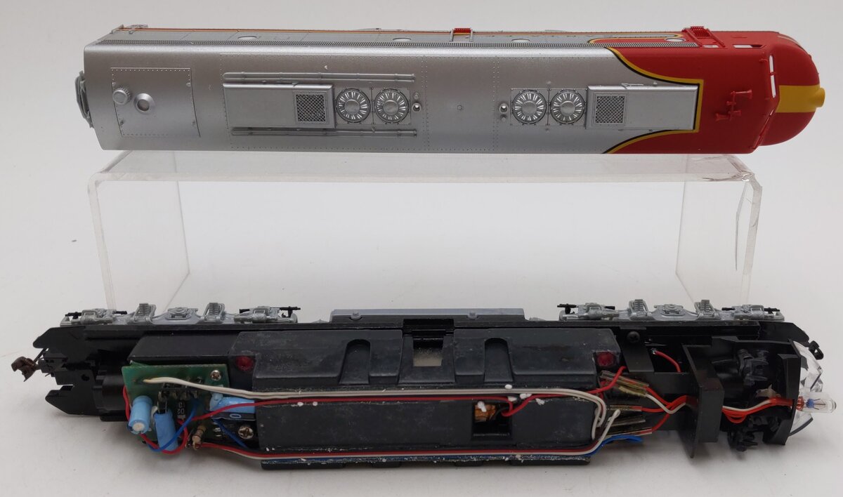 Proto 2000 8121 HO AT&SF E8/9 Diesel Locomotive #84 VG/Box