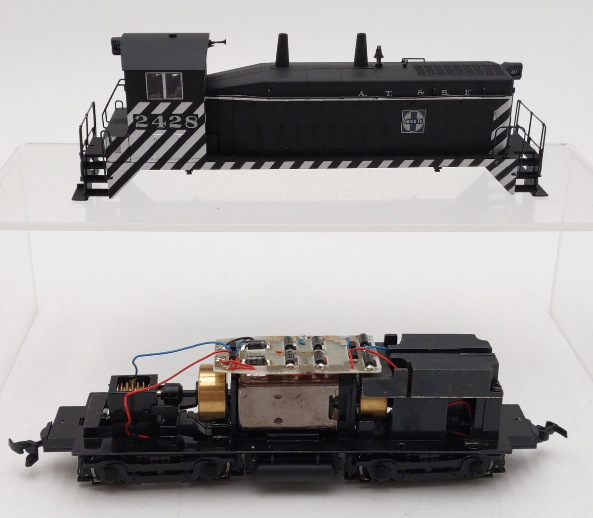 Proto 2000 8049 HO AT&SF Diesel Locomotive #2428 LN/Box