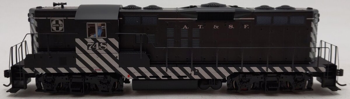 Walthers 910-10480 HO Santa Fe EMD GP9 PhII Diesel Locomotive Standard DC #748 LN/Box