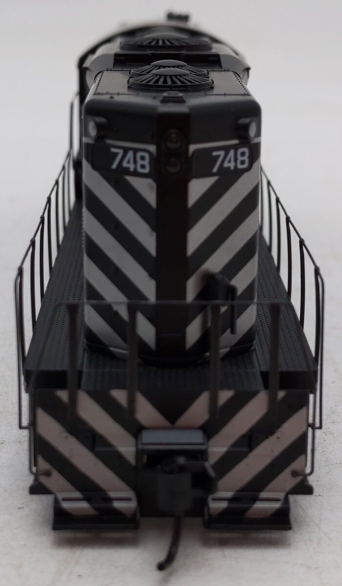 Walthers 910-10480 HO Santa Fe EMD GP9 PhII Diesel Locomotive Standard DC #748 LN/Box