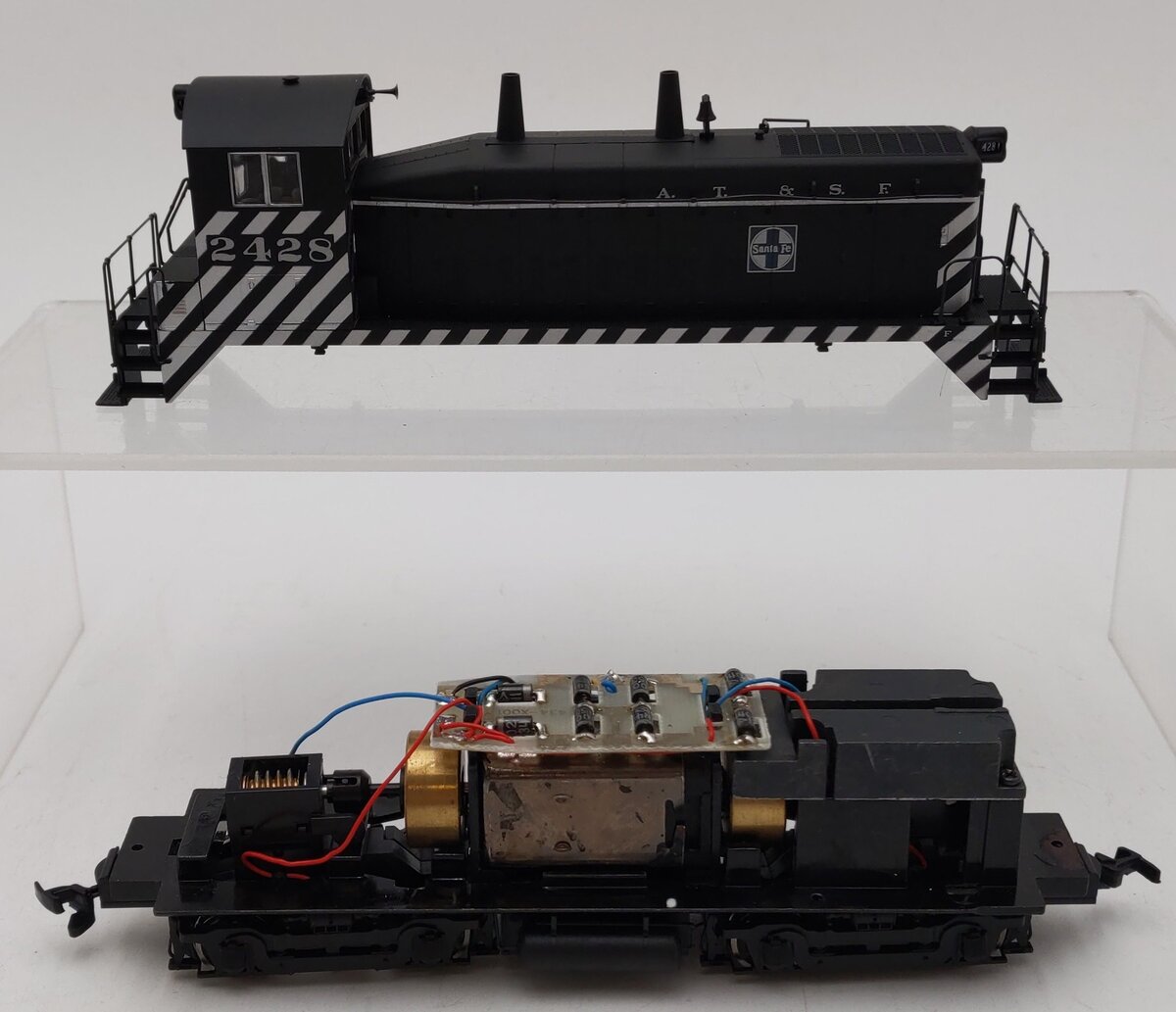Proto 2000 8049 HO AT&SF Diesel Locomotive #2428 EX/Box