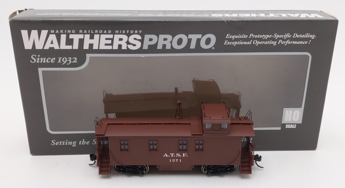 Walthers 920-103206 HO Santa Fe 30' 1300-Series Wood Caboose #1371