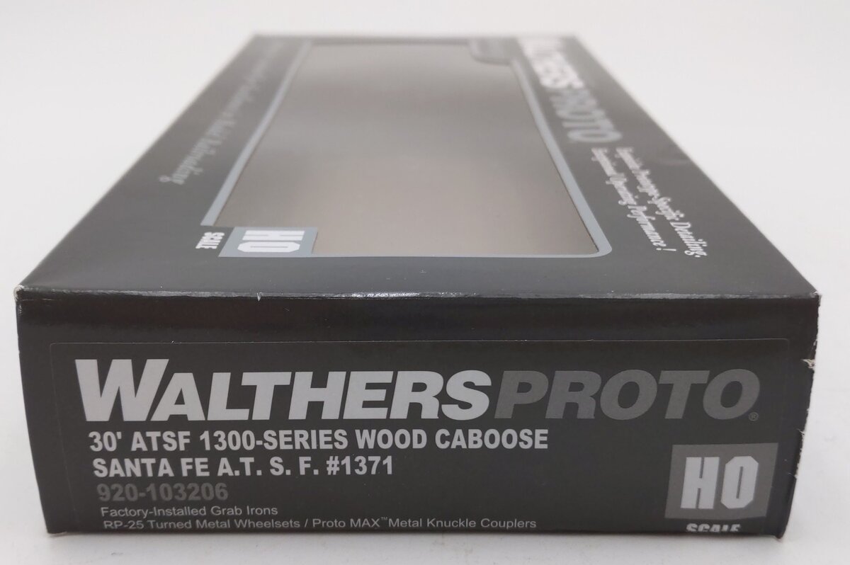 Walthers 920-103206 HO Santa Fe 30' 1300-Series Wood Caboose #1371