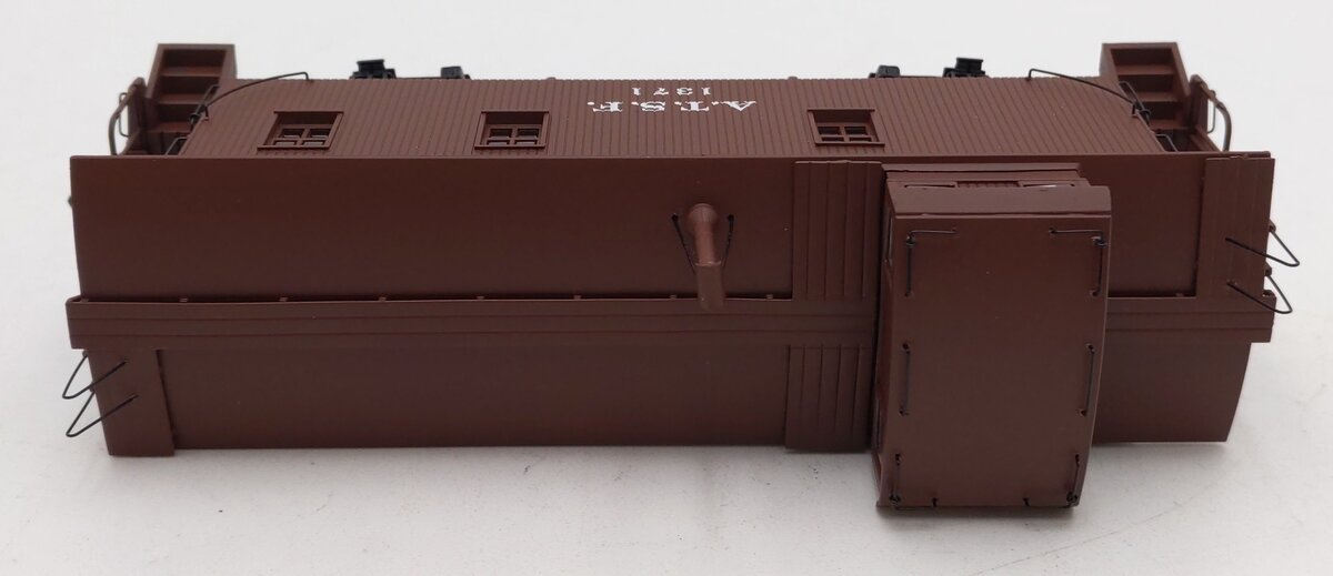 Walthers 920-103206 HO Santa Fe 30' 1300-Series Wood Caboose #1371