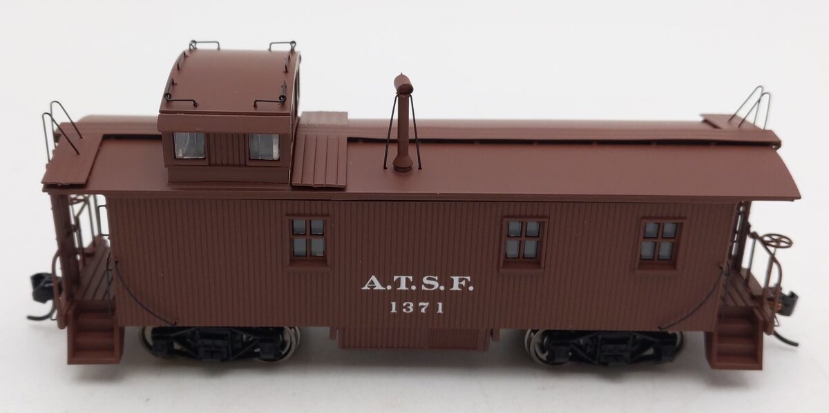 Walthers 920-103206 HO Santa Fe 30' 1300-Series Wood Caboose #1371