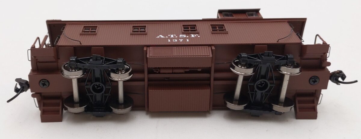 Walthers 920-103206 HO Santa Fe 30' 1300-Series Wood Caboose #1371