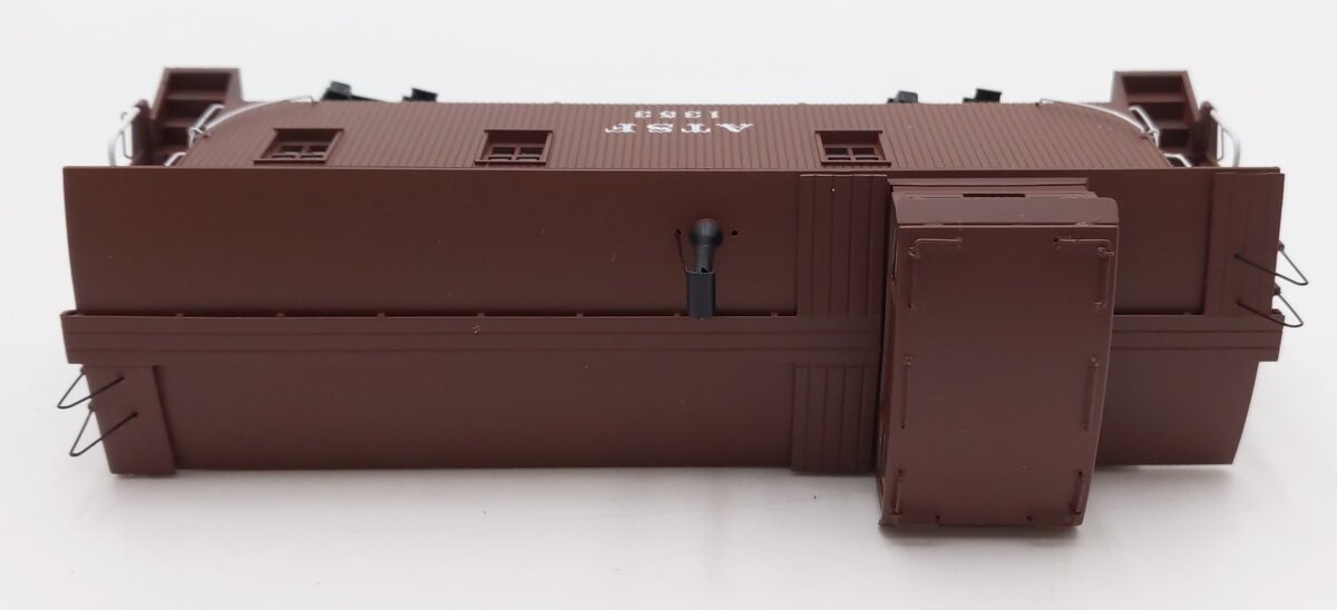 Walthers 920-103209 HO Santa Fe 30' ATSF 1300-Series Wood Caboose RTR #1353 EX/Box