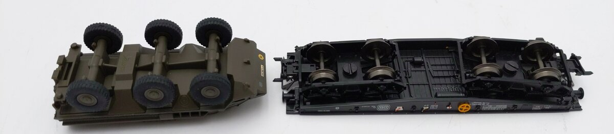 Marklin 48729 HO Scale Flatcar with Fuchs Armored Vehicle LN/Box