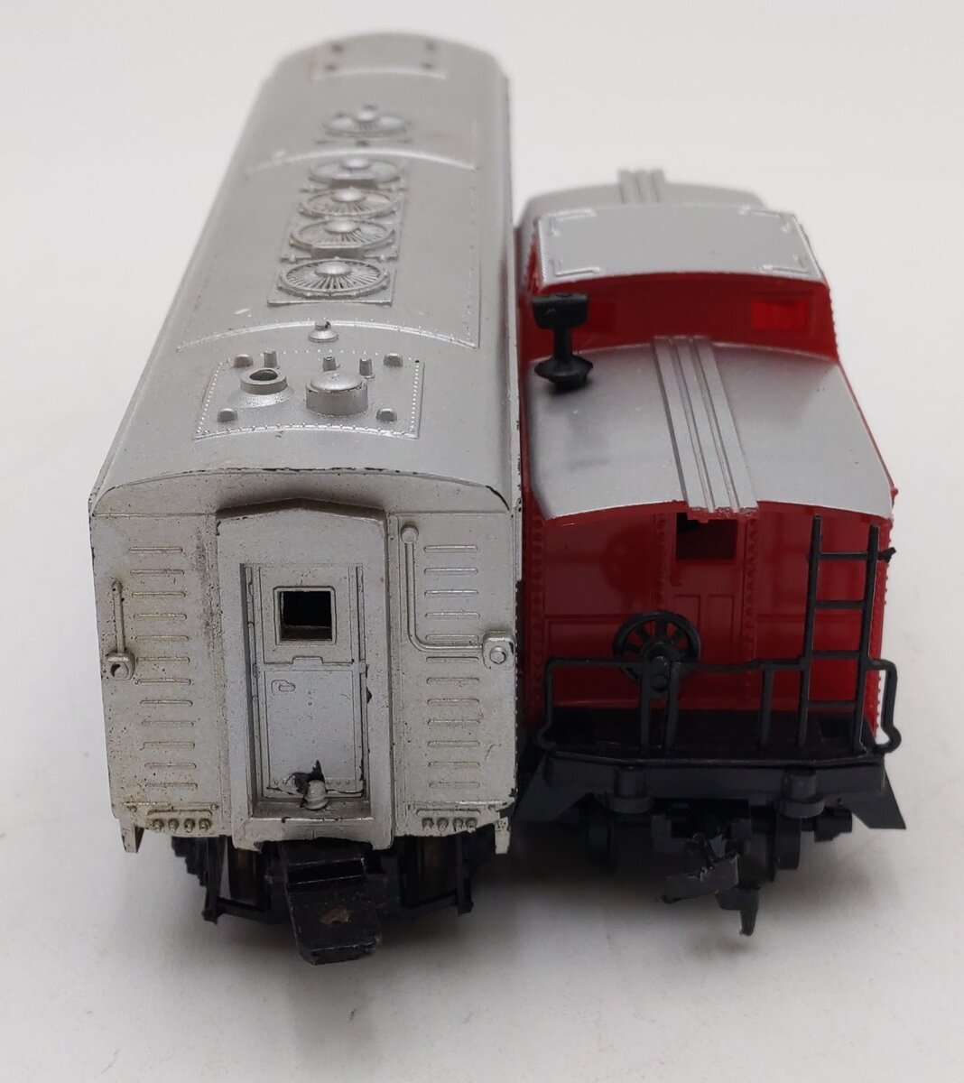 Life Like HO Scale Santa Fe B Unit Deluxe Diesel Locomotive & Caboose (Set of 2) EX/Box