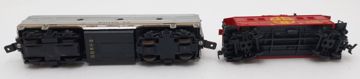 Life Like HO Scale Santa Fe B Unit Deluxe Diesel Locomotive & Caboose (Set of 2) EX/Box