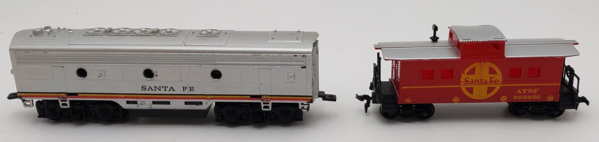 Life Like HO Scale Santa Fe B Unit Deluxe Diesel Locomotive & Caboose (Set of 2) EX/Box