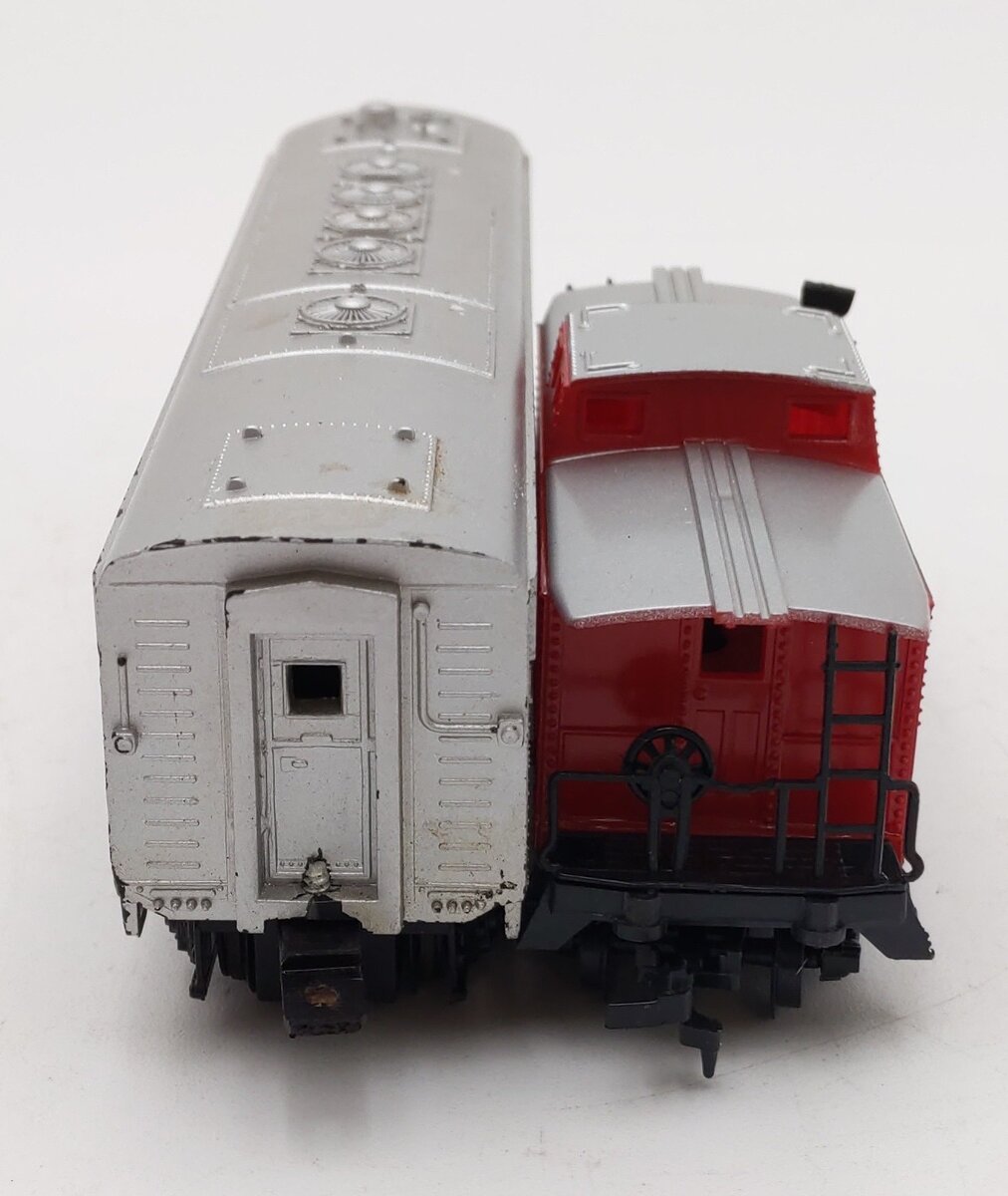 Life Like HO Scale Santa Fe B Unit Deluxe Diesel Locomotive & Caboose (Set of 2) EX/Box