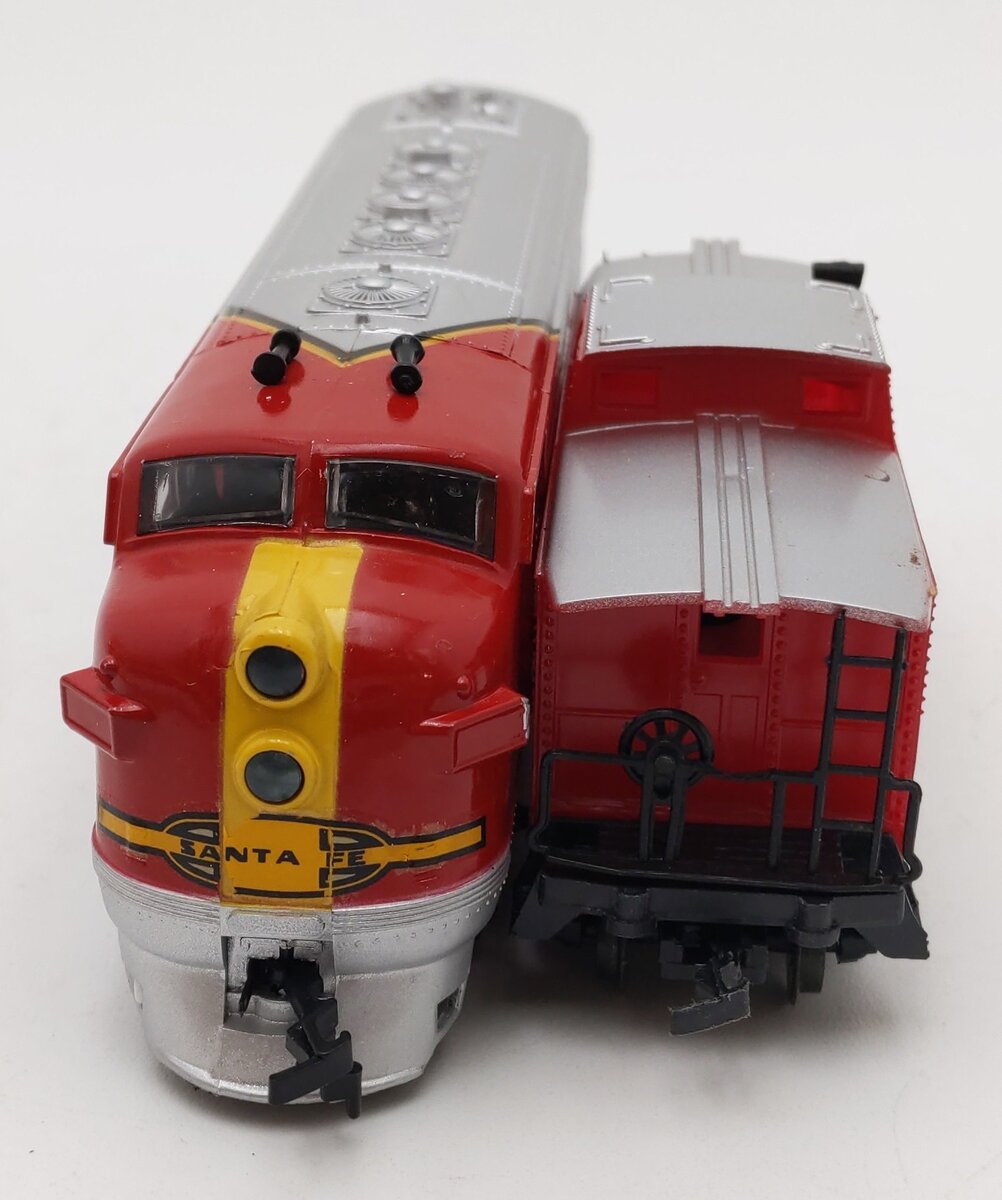 Life Like HO Scale Santa Fe A Unit Deluxe Diesel Locomotive & Caboose (Set of 2) VG/Box