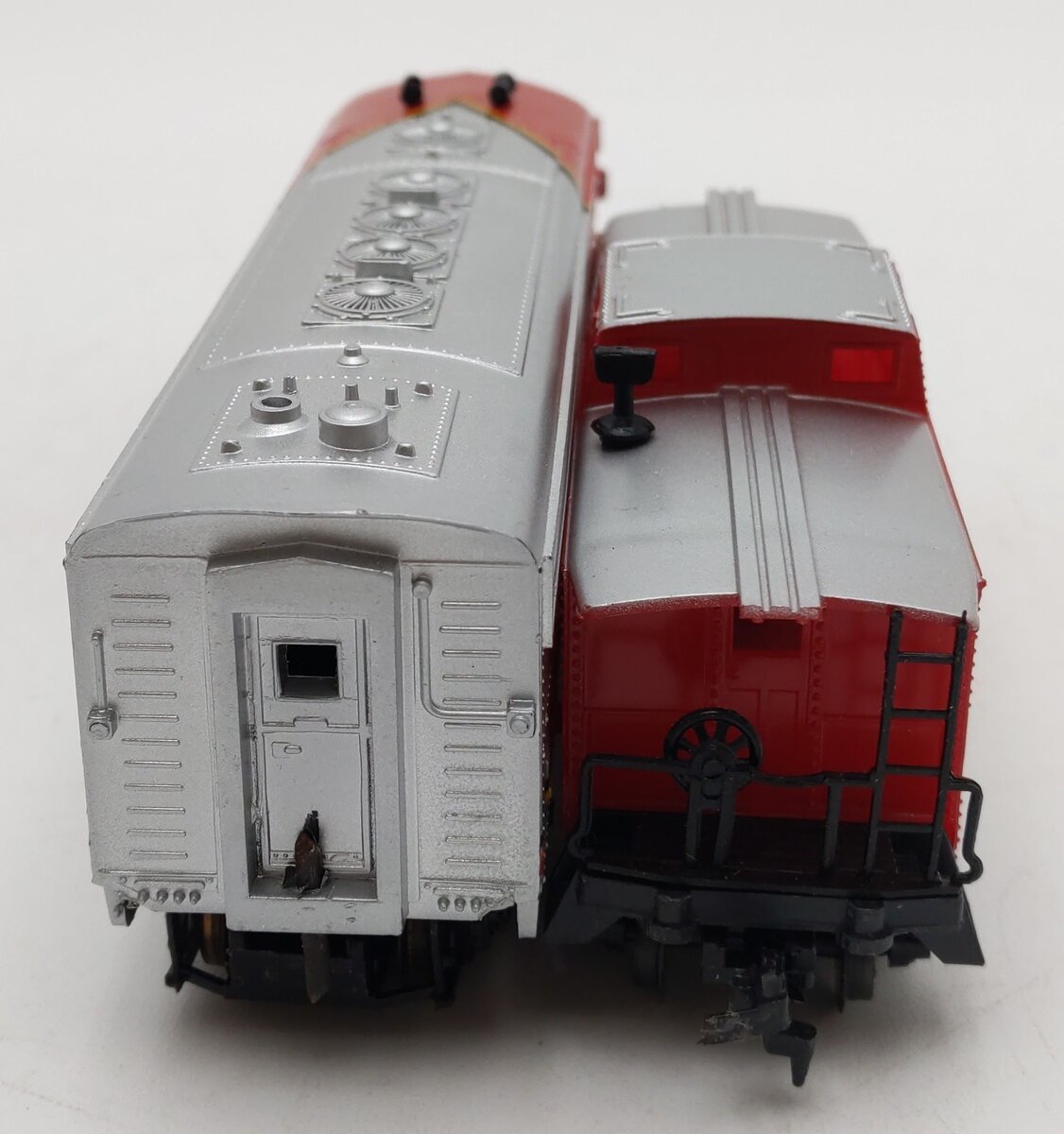 Life Like HO Scale Santa Fe A Unit Deluxe Diesel Locomotive & Caboose (Set of 2) VG/Box