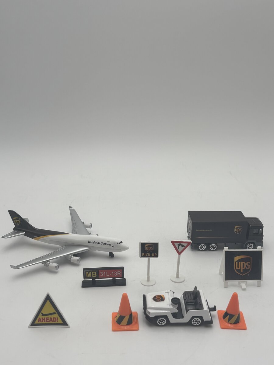 Daron Worldwide Trading RT4341 1:87 HO UPS Airport Playset LN/Box