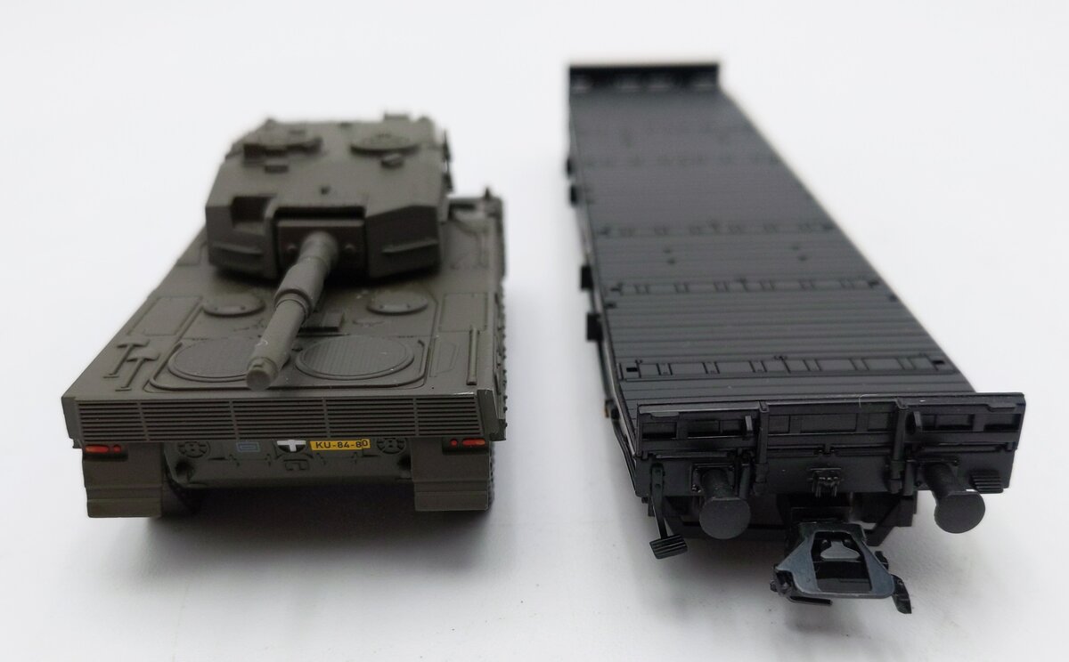 Marklin 48717 HO Scale Transport Flatcar with Leopard 2 Tank LN/Box