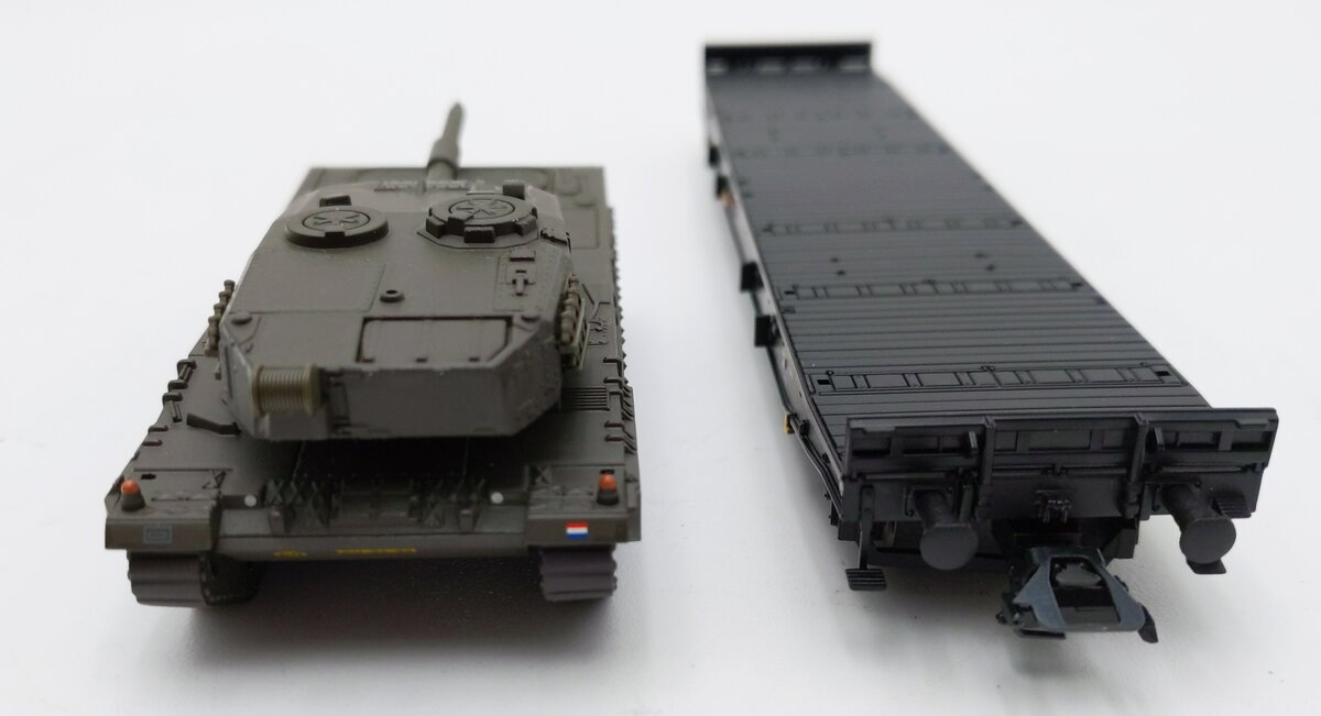 Marklin 48717 HO Scale Transport Flatcar with Leopard 2 Tank LN/Box