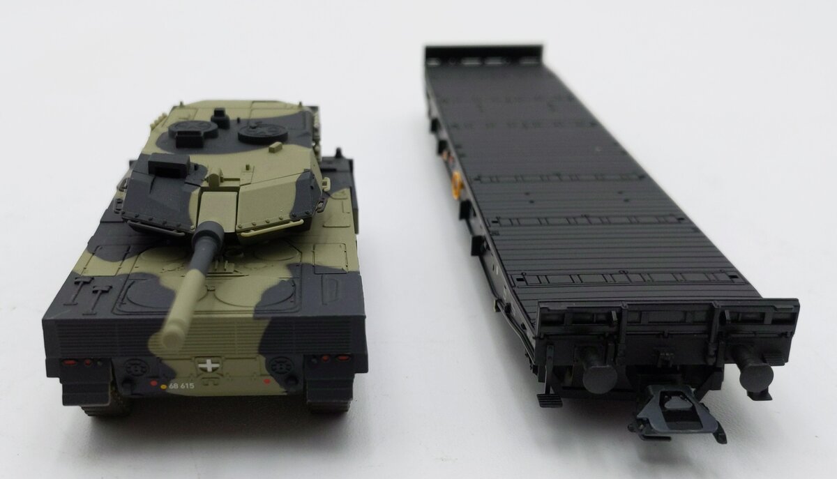 Marklin 48715 HO Scale Danish Army FlatCar Transport for Leopard LN/Box