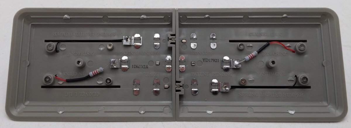 Lionel 6-12035 O Gauge FasTrack Lighted Bumpers (Pack of 2) EX/Box