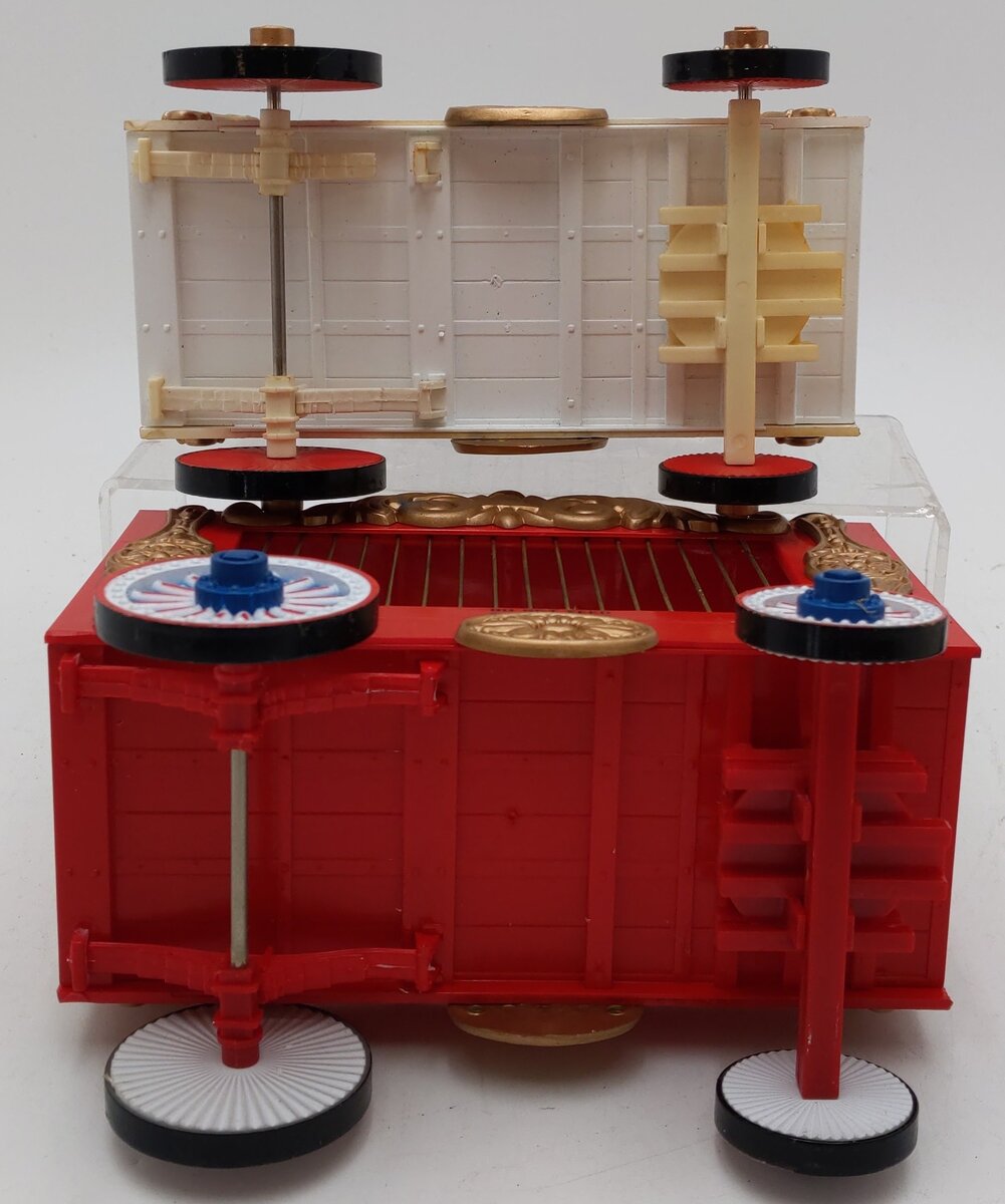 Bachmann 98372 G Emmett Kelley, JR. Circus Flatcar w/2 Animal Cages White & Red VG