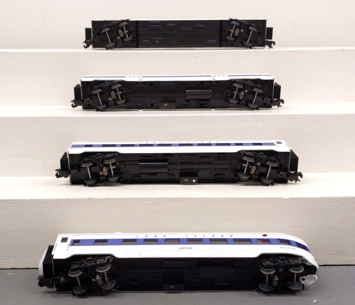 MTH 30-68035 O Scale Long Island 4-Car 60' Streamlined Passenger Set LN/Box