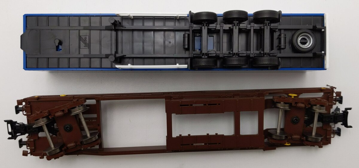 Marlin 47075-5 HO Scale Austrian Railways Deep Well Flatcar w/ Container NIB