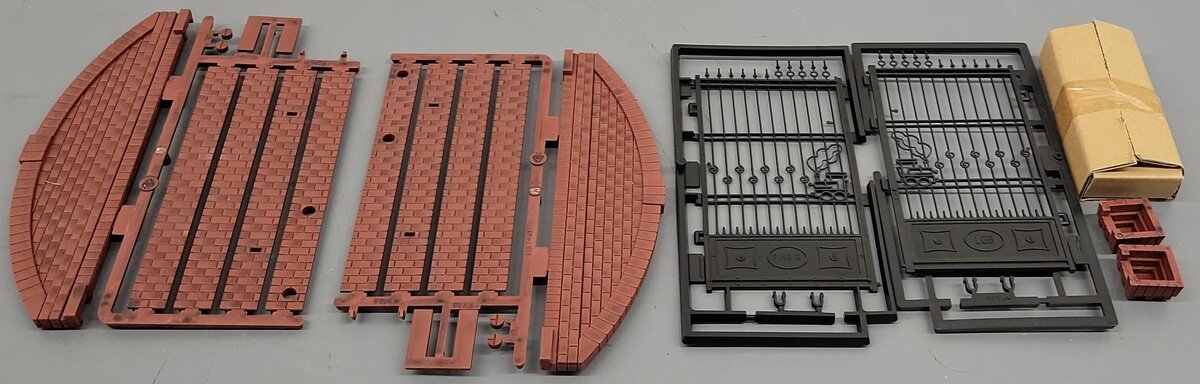 Piko 62289 G Scale Factory Gate VG/Box