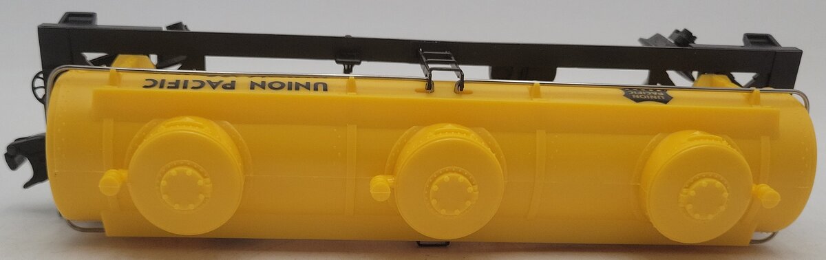 Lionel 6-16123 O Gauge Union Pacific Triple Dome Tank Car EX/Box