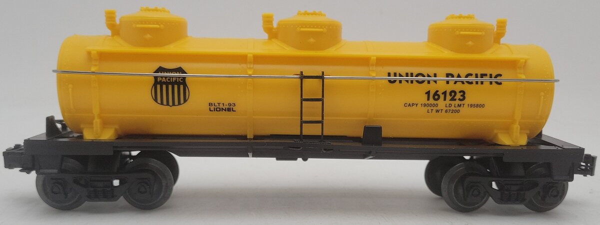 Lionel 6-16123 O Gauge Union Pacific Triple Dome Tank Car EX/Box