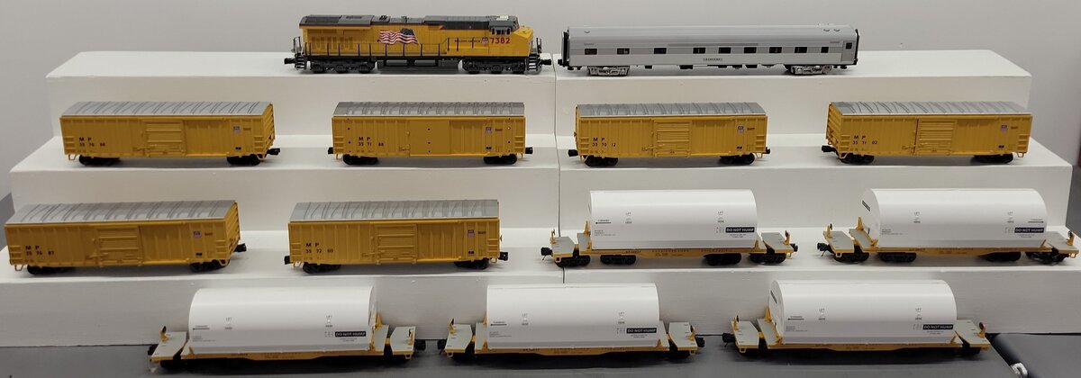 Lionel 2222020 O Gauge Union Pacific Rocket Booster Train Set w/Legacy EX/Box