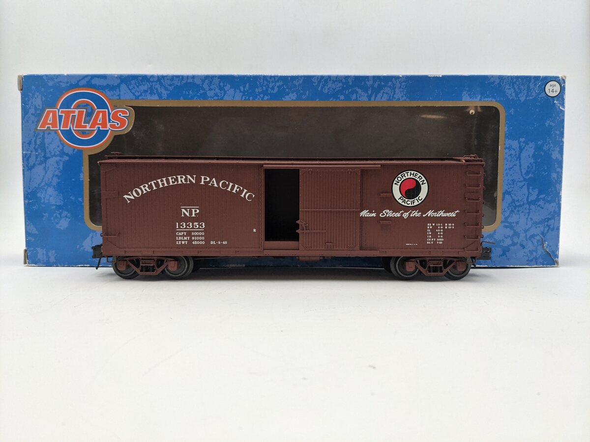 Atlas 3007804-1 O Gauge Northern Pacific USRA Double Sheathed Boxcar #13353 EX/Box