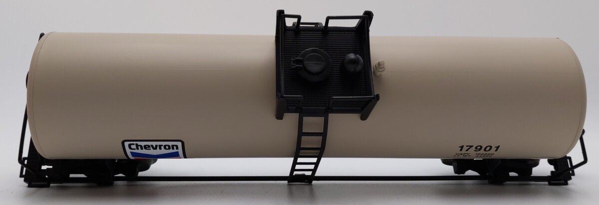 Lionel 6-17901 O Gauge Chevron Uni-body Tank Car LN/Box