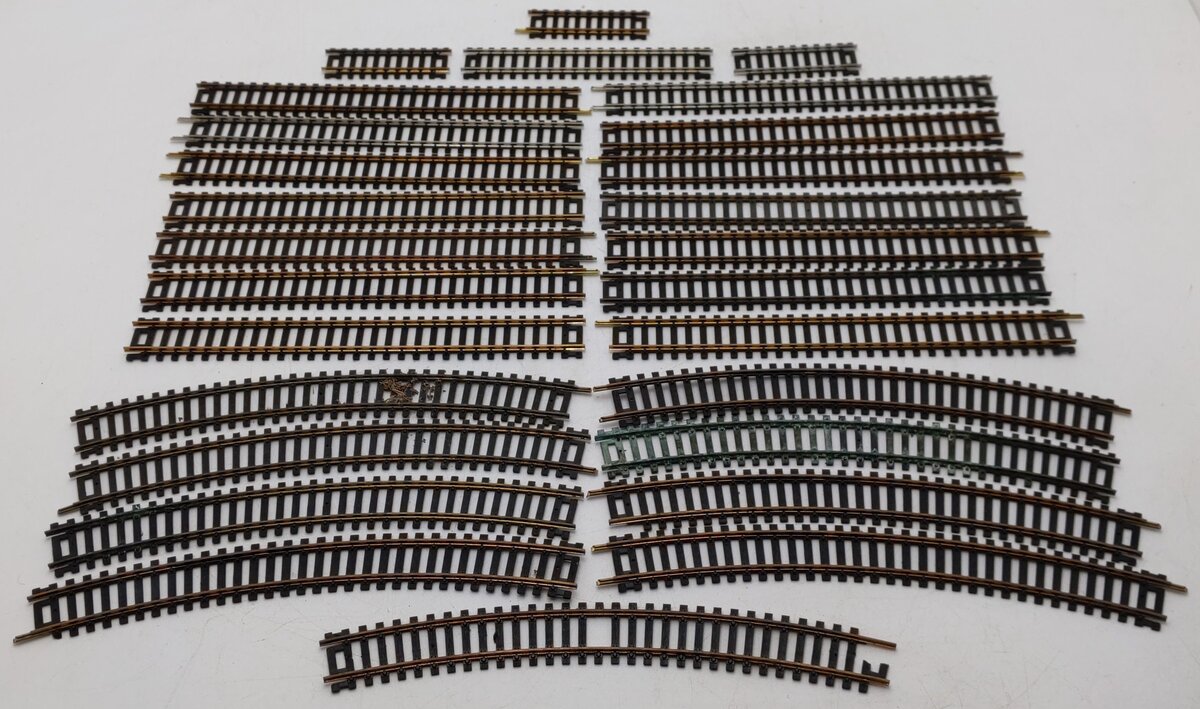 Atlas HO Scale Assorted Curved & Straight Track Sections [27]